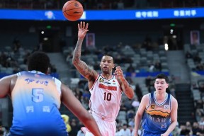 广州队训练开放日；关键时刻外线爆发引欢呼；NBA常规赛在即；年轻球员得到机会的简单介绍-尊龙体育