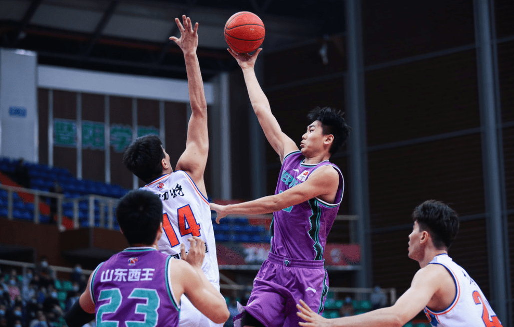 风云突变！山东男篮关键时刻状态回暖，亚冠版图或变，底气十足，更衣室氛围转暖的简单介绍