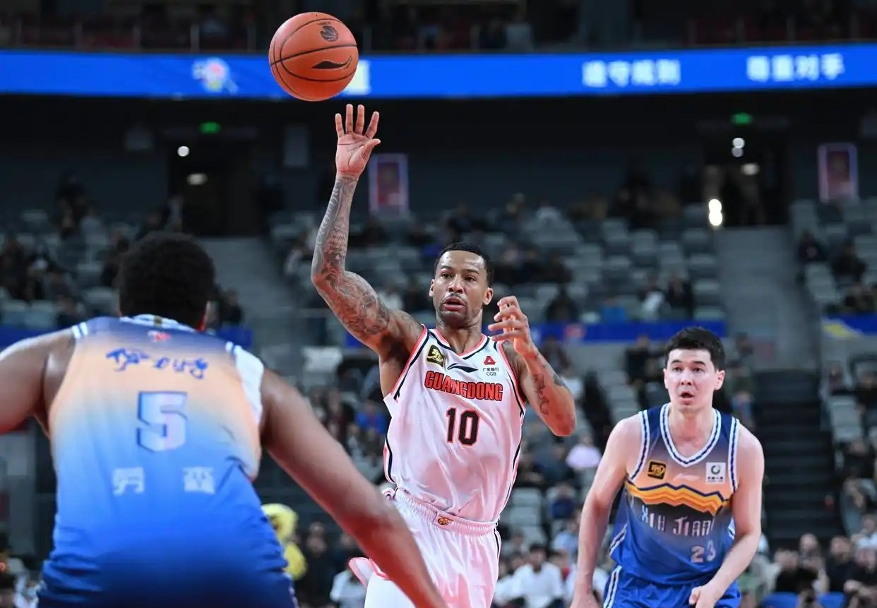 广州队训练开放日;关键时刻外线爆发引欢呼;NBA常规赛在即;年轻球员得到机会的简单介绍 广州队训练开放日;关键时刻外线爆发引欢呼;NBA常规赛在即;年轻球员得到机会的简单介绍