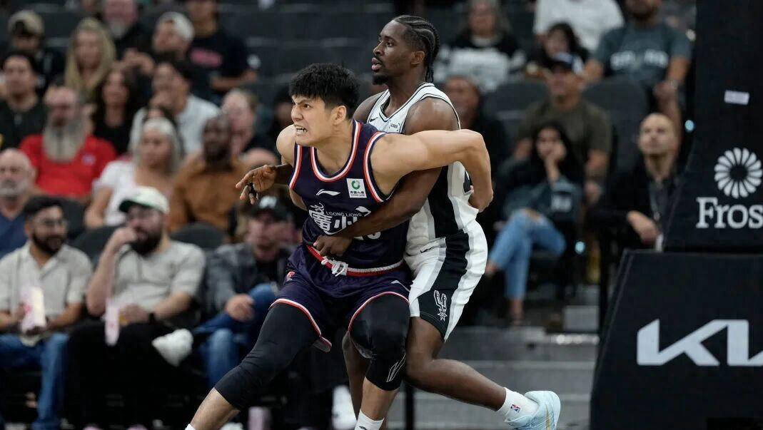 广州队训练开放日;关键时刻外线爆发引欢呼;NBA常规赛在即;年轻球员得到机会的简单介绍 广州队训练开放日;关键时刻外线爆发引欢呼;NBA常规赛在即;年轻球员得到机会的简单介绍