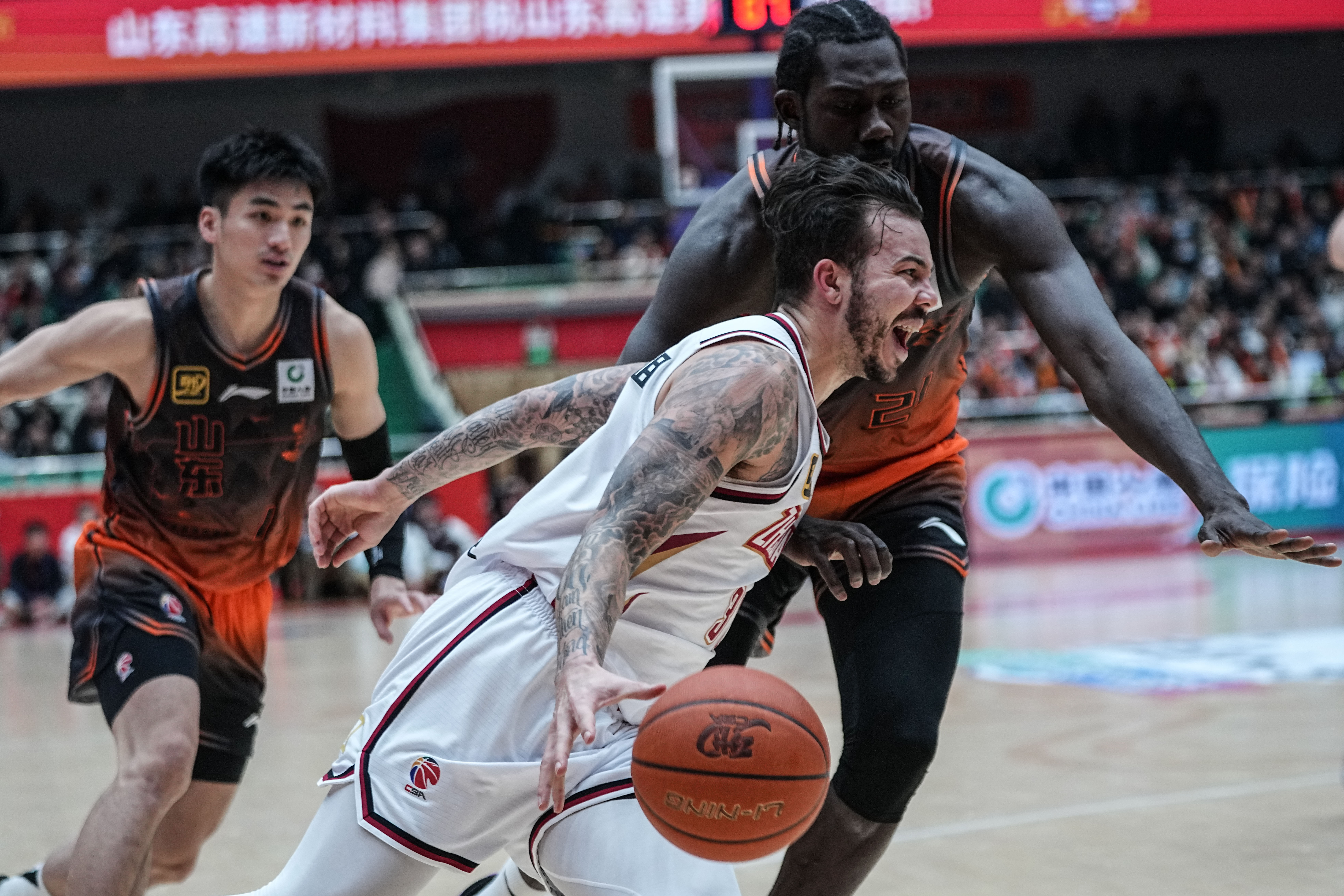 包含赛前NBA常规赛焦点战，新奥尔良鹈鹕队长鼓劲，赛场秩序良好，控场能力受关注的词条