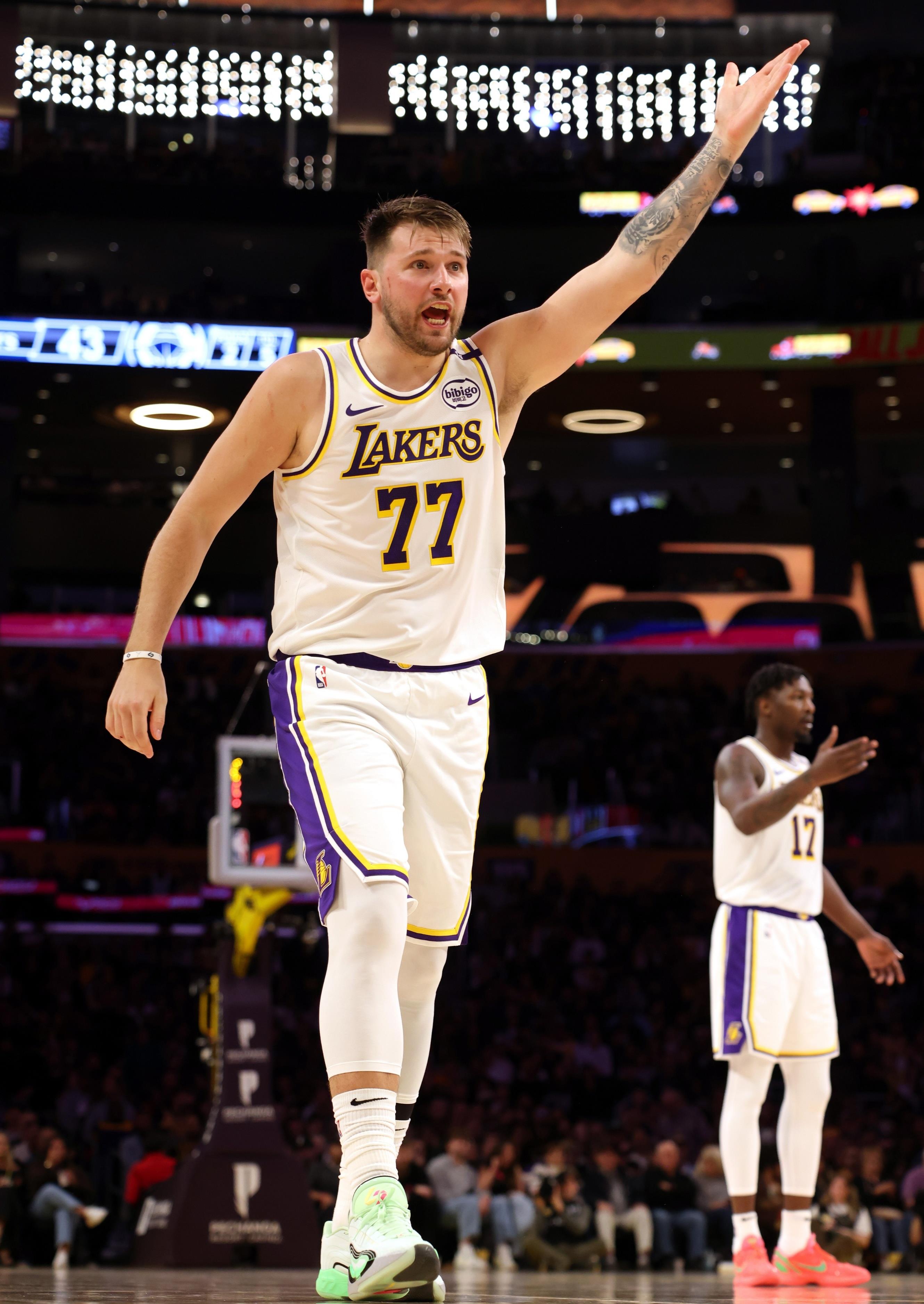 包含赛前NBA常规赛焦点战，新奥尔良鹈鹕队长鼓劲，赛场秩序良好，控场能力受关注的词条