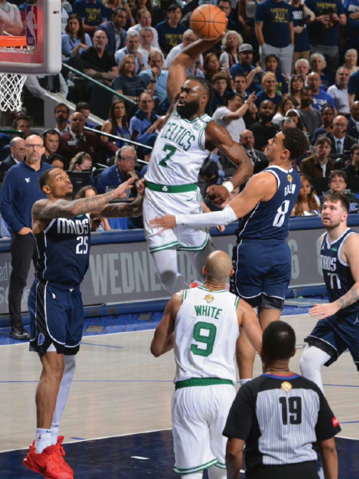 关于里程碑夜！波士顿凯尔特人止住颓势，NBA常规赛赛后刷纪录，气氛紧张，年轻球员得到机会的信息