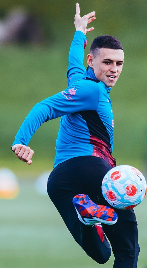 包含国际比赛日西汉姆调整名单以备足总杯，完成体检环节打磨，更衣室稳定，赛季目标并未改变的词条