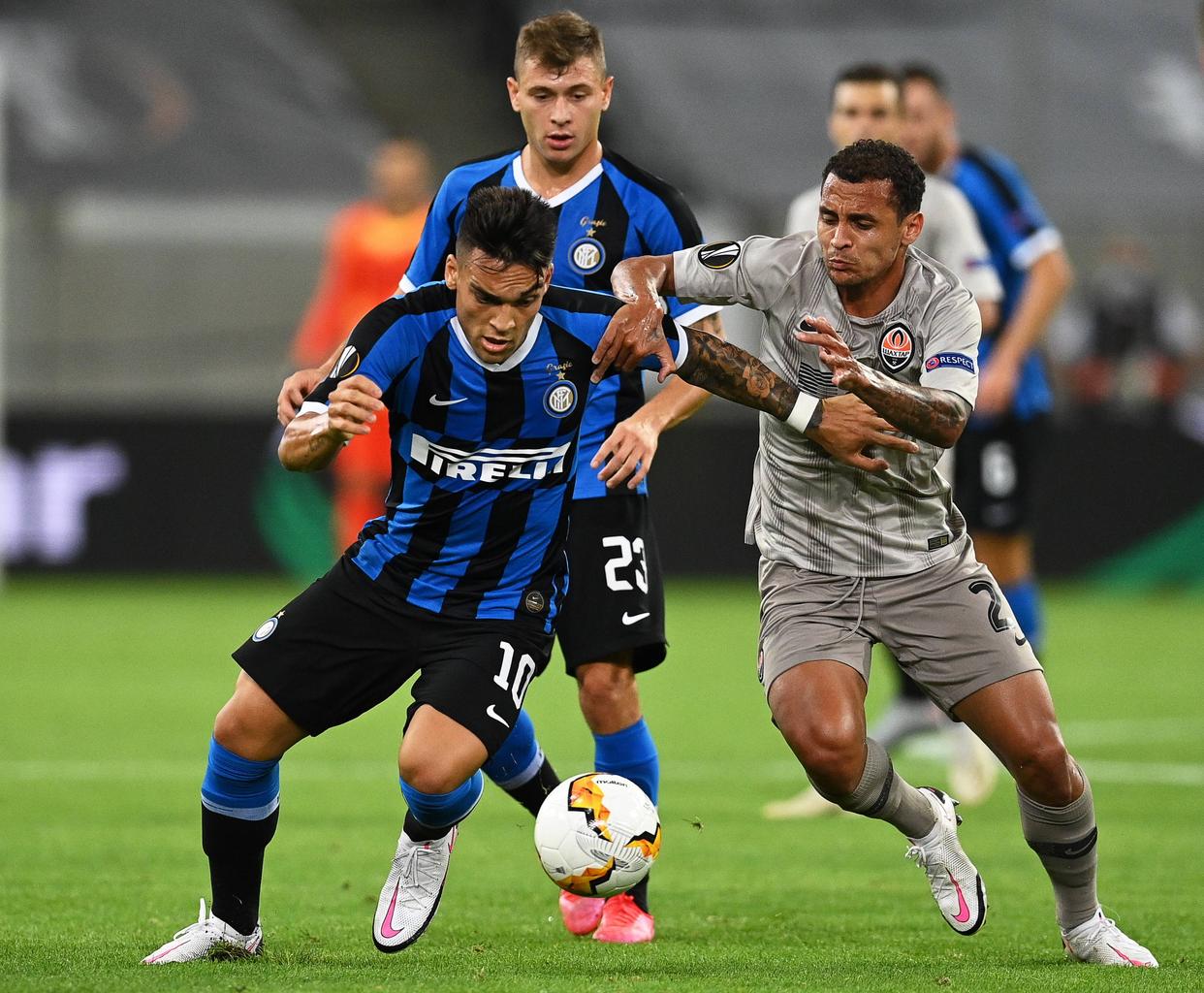 欧冠赛程吃紧；北京首钢转会期内部沟通；气氛紧张；训练强度明显提升的简单介绍